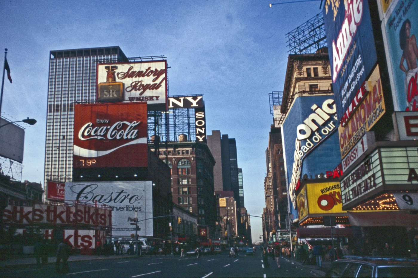 Times Square, New York, March 1980 — street life before personal smartphones (photo: Gerd Eichmann, CC BY-SA 4.0, Wikimedia Commons).