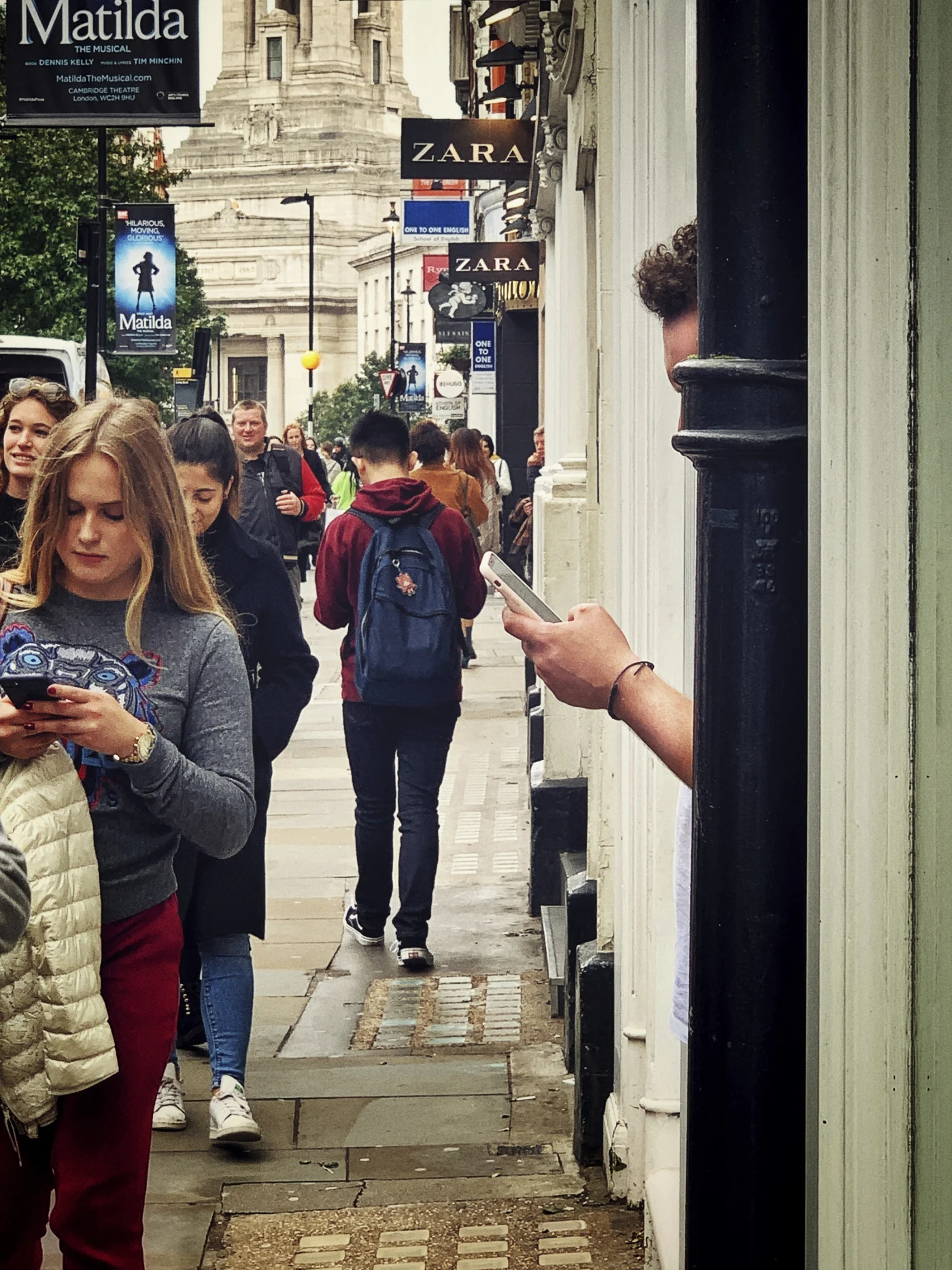 Passants utilisant des smartphones dans une rue à Londres, 2019 (photo : Garry Knight, CC BY 2.0, Wikimedia Commons).